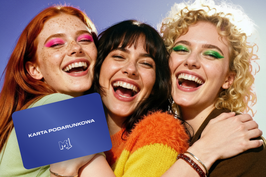 trzy przyjaciółki obejmujące się i mające kartę podarunkową m1 marki