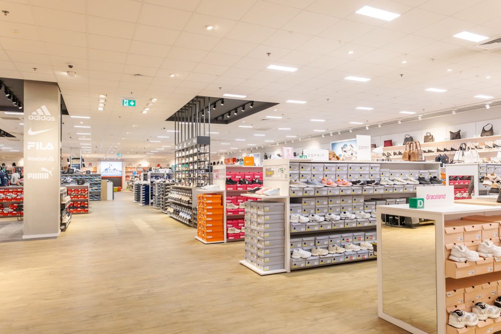 Wnętrze sklepu obuwniczego Deichmann w M1 Marki