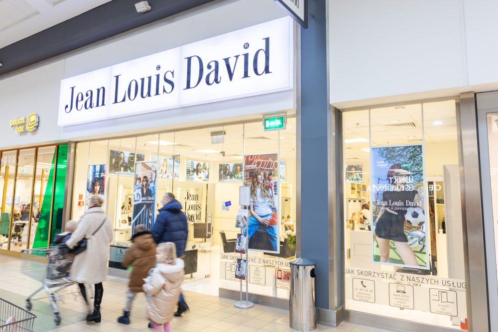 Witryna salonu fryzjerskiego Jean Louis David w M1 Marki