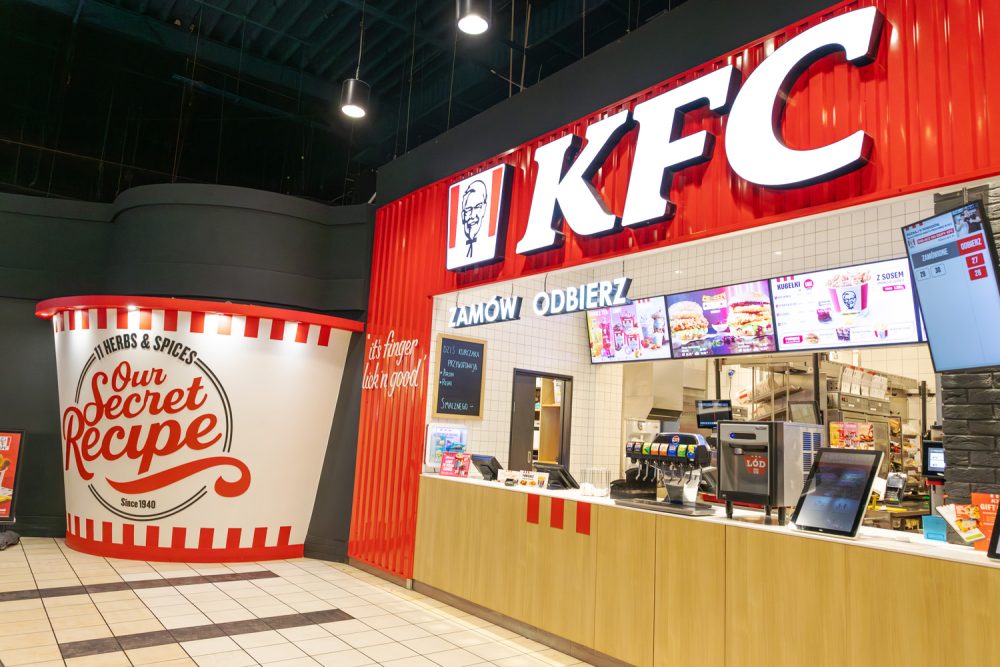Widok na kasy w restauracji KFC w M1 Marki