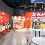 Stoliki i ekrany do składania zamówień w restauracji KFC w M1 Marki