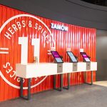 Ekrany do samodzielnego zamawiania w KFC w M1 Marki