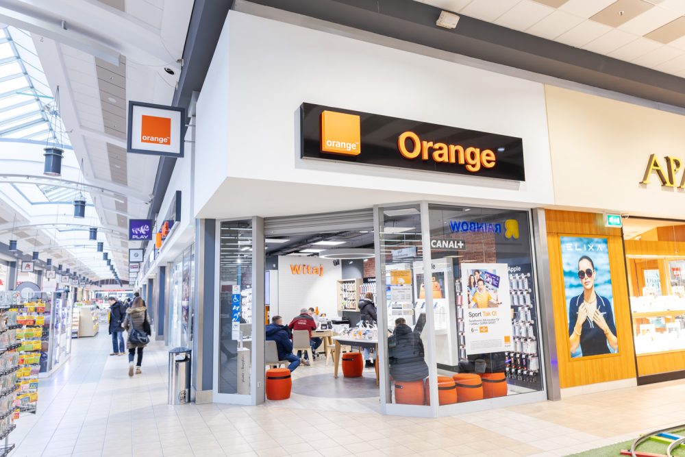 Witryna salonu Orange w M1 Marki