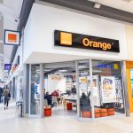 Witryna salonu Orange w M1 Marki