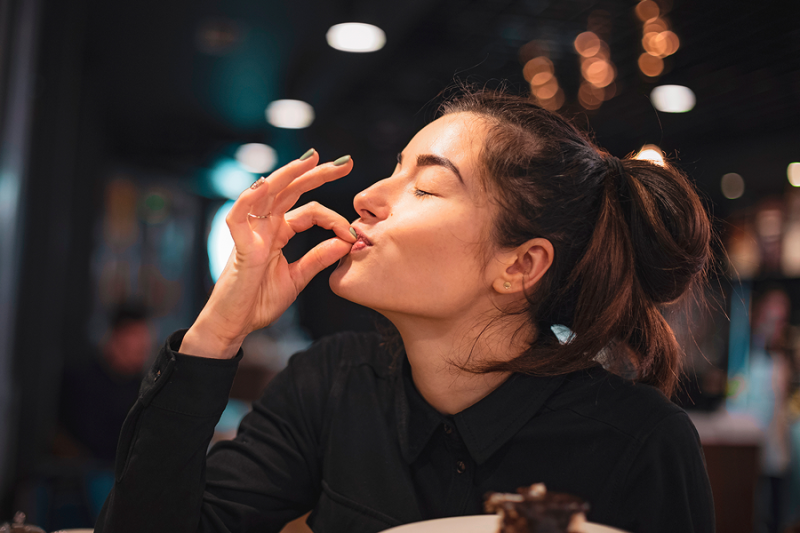 kobieta jedząca w restauracji