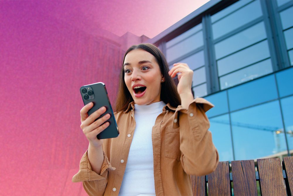 Loteria wiosenna w M1 Marki. Kobieta pozytywnie zaskoczona wygraną w loterii.