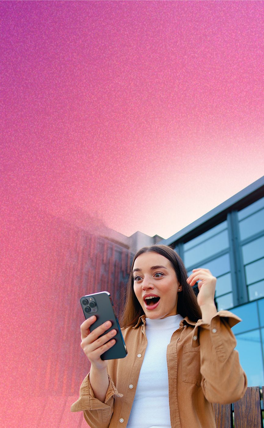 Loteria wiosenna w M1 Marki. Kobieta pozytywnie zaskoczona wygraną w loterii.