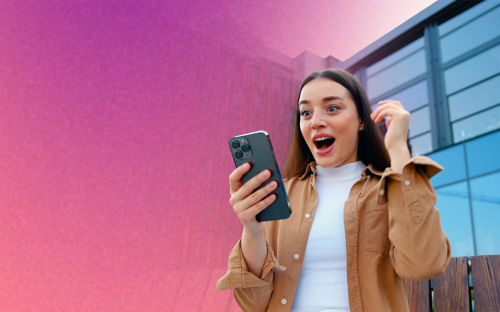 Loteria wiosenna w M1 Marki. Kobieta pozytywnie zaskoczona wygraną w loterii.