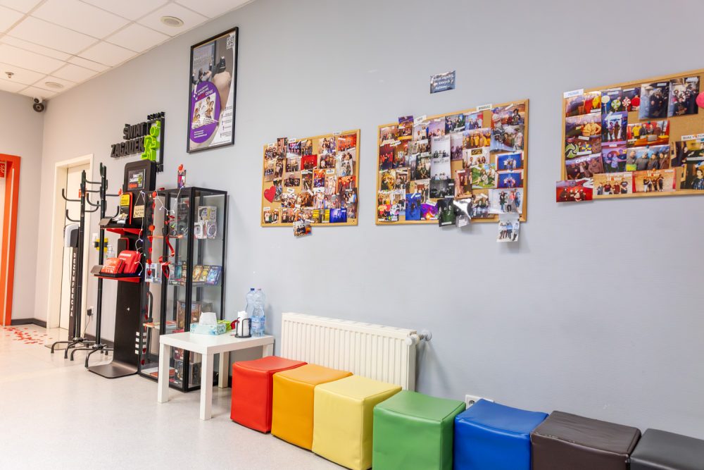 Poczekalnia w Escape Room Świat Zagadek w M1 Marki