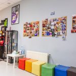 Poczekalnia w Escape Room Świat Zagadek w M1 Marki