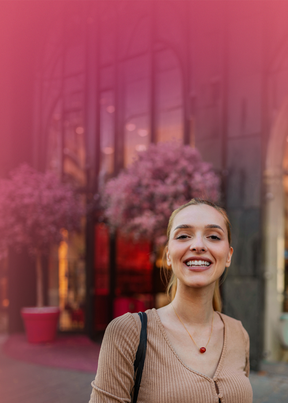 Kampania wizerunkowa M1 Marki Bliżej niż myślisz - tu tata uczył mnie jeździć. Obraz przedstawiający uśmiechniętą, piękną kobietę