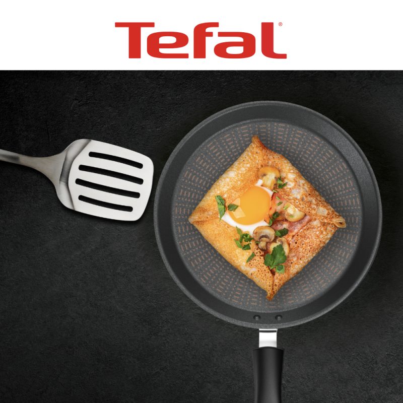 Grafika promocyjna prezentująca patelnię naleśnikową Tefal PROTECH.