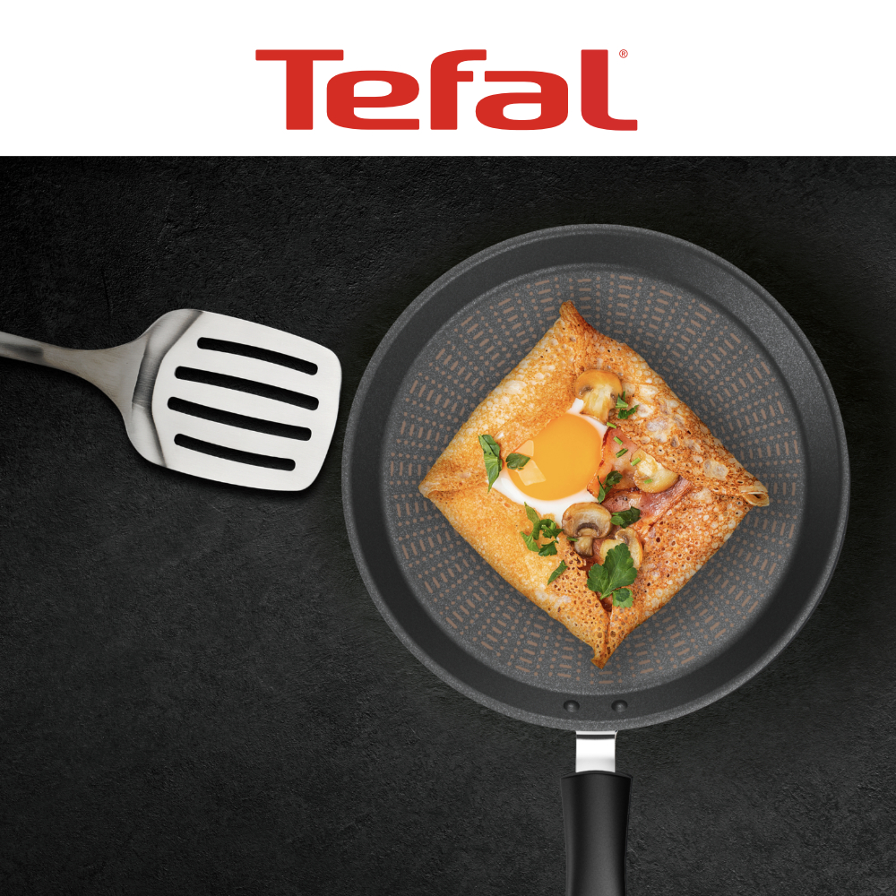 Grafika promocyjna prezentująca patelnię naleśnikową Tefal PROTECH.