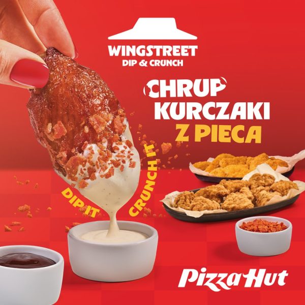Grafika promocyjna Pizza Hut przedstawia chrupiące kawałki kurczaka WingStreet Dip & Crunch na czerwonym tle. Na pierwszym planie widoczny jest kawałek kurczaka zanurzany w białym sosie i posypany chrupiącą posypką. Obok znajdują się tace z panierowanym kurczakiem oraz miseczki z sosami. Na grafice widnieje napis „Chrup kurczaki z pieca” oraz logo Pizza Hut.