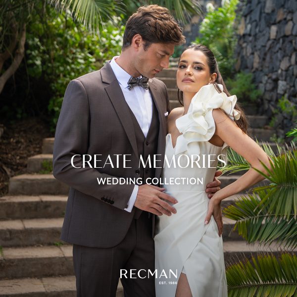 Grafika promująca kolekcję ślubną „Create Memories” marki Recman. Na zdjęciu elegancka para stoi na kamiennych schodach w otoczeniu tropikalnej zieleni. Mężczyzna ma na sobie brązowy garnitur z kamizelką i muchą, kobieta białą suknię z ozdobnym falbanowym rękawem. Na środku grafiki widnieje napis „Create Memories – Wedding Collection”, a u dołu logo marki Recman.