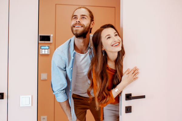 Targi lokalnych deweloperów w M1 Marki. Mezczyzna i kobieta wchodzący do nowego apartamentu.