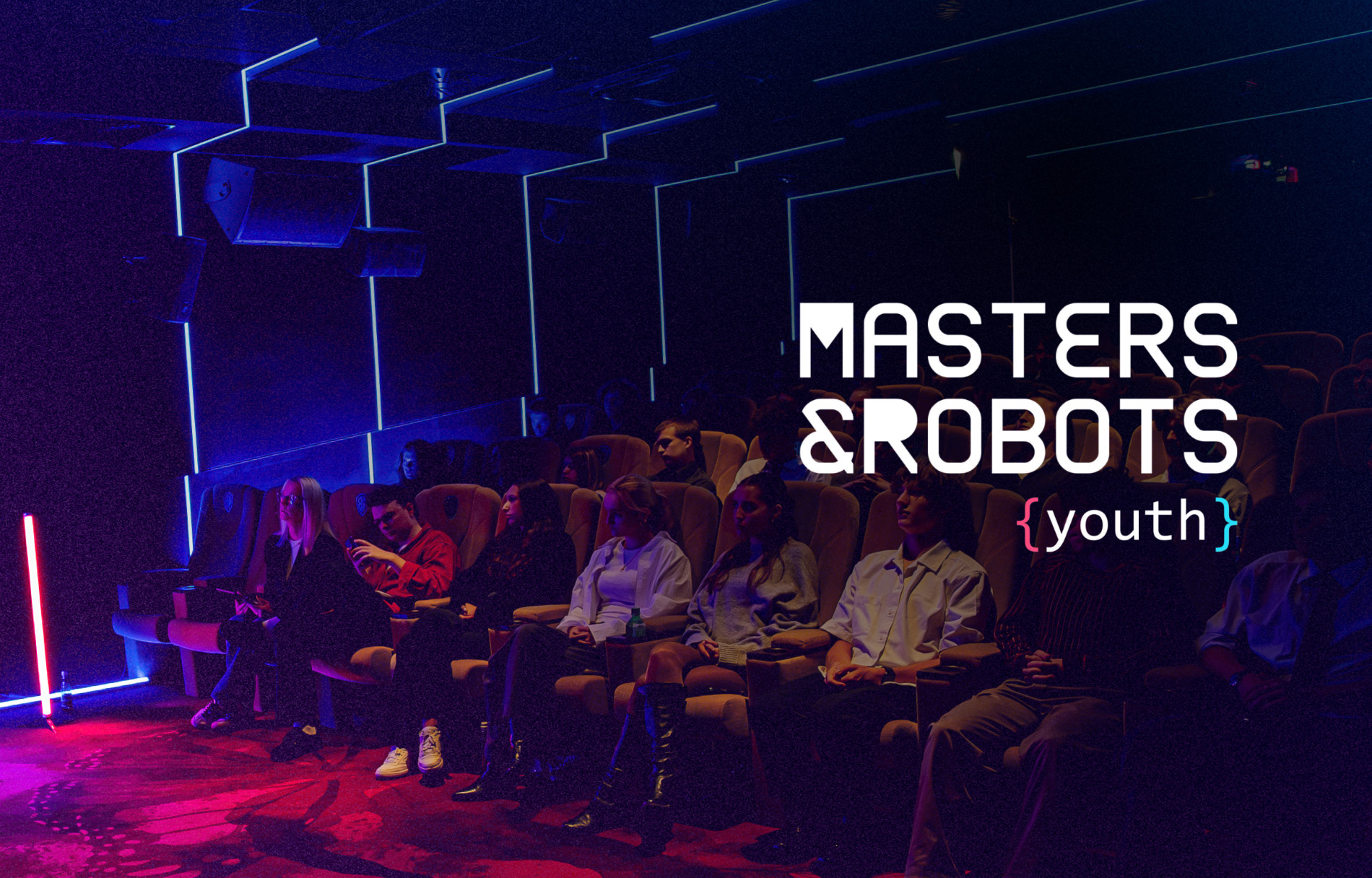 Grafika dla wydarzenia MASTERS&ROBOTS. Młodzież siedząca na widowni, słuchająca wykładów.